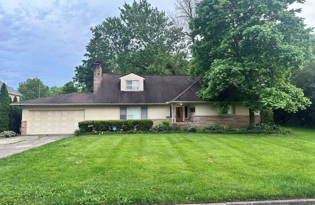 Spacious home near the Airport and downtown. Family and Pet-Friendly!