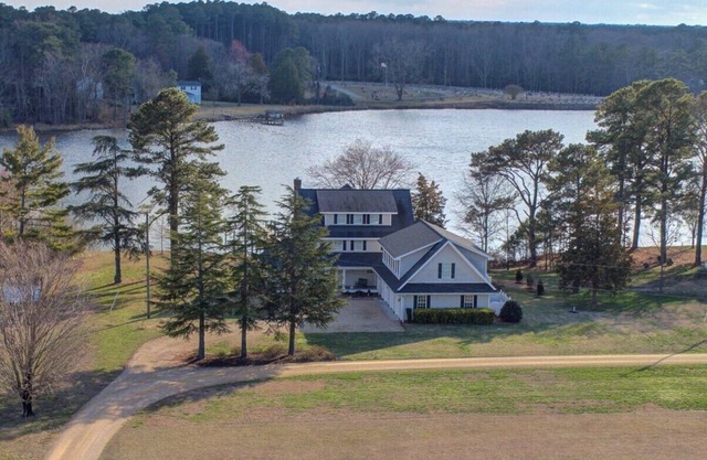 Maison spacieuse au bord de l'eau avec kayaks, SUP et pêche et plus encore!