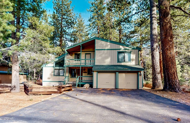 Spacious home lined by trees with wood stove & jetted tub - dog-friendly