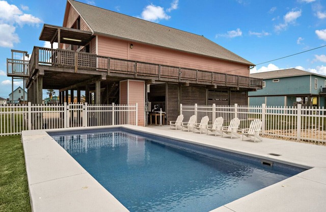 Large Home with Game Room, Deck & Bunk Room
