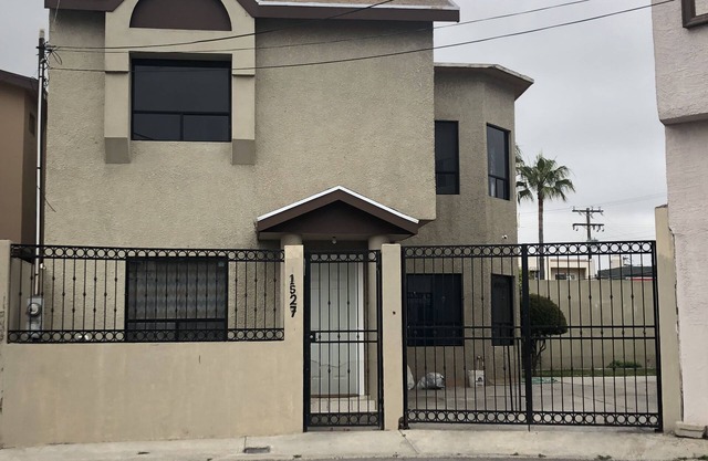 Spacious Home with AC - 5 Minutes from Downtown