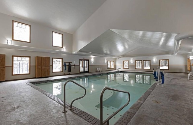 Réaménagement complet en 2018 - tout nouveau - piscine, bain à remous, accès au lac Whitefish