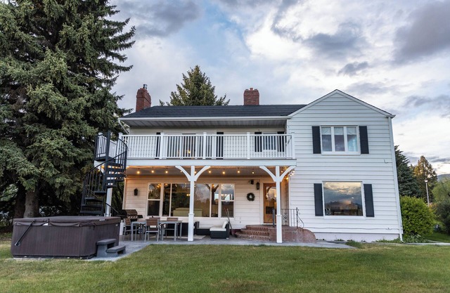 Maison de luxe située sur le parcours de golf de la Butte Country Club. Une vue imprenable!