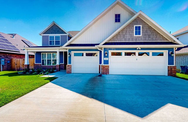 Spacious home with enclosed yard, foosball table, & children's items - dogs ok