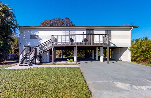 Spacious home with private balcony , washer/dryer, and work space-dog friendly