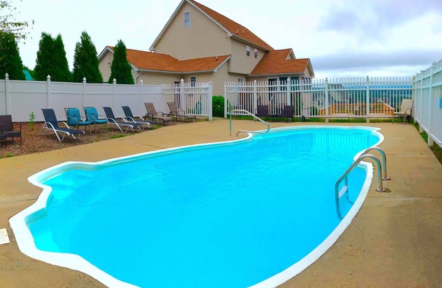 Maison spacieuse avec une salle de jeux, piscine, sauna, bain à remous