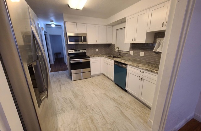 Spacious House, 2 King & 2 Queen Beds, Workspace and Sitting Areas