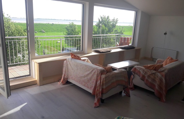 Spacieux, maison de vacances romantique avec vue sur la rivière, la vie de plage devant la porte