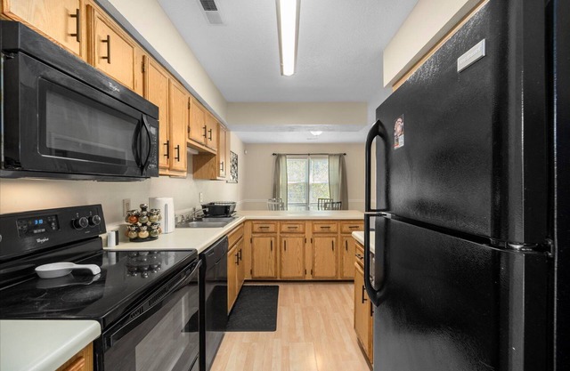 Spacious house by the BEACH, AFB, STORES and more.