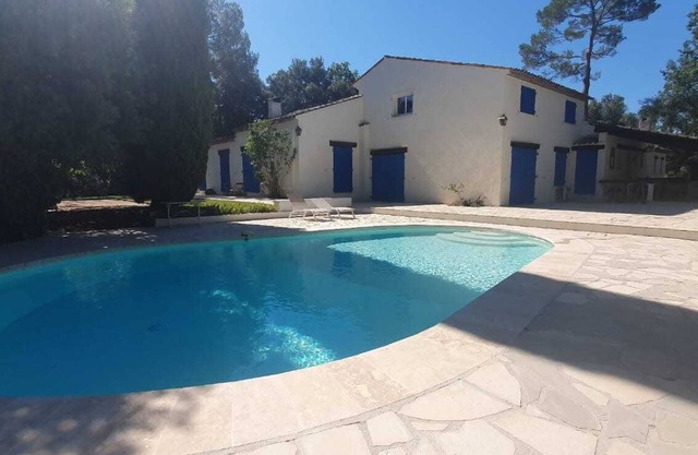 Spacieuse maison avec piscine à Bagnols en Forêt