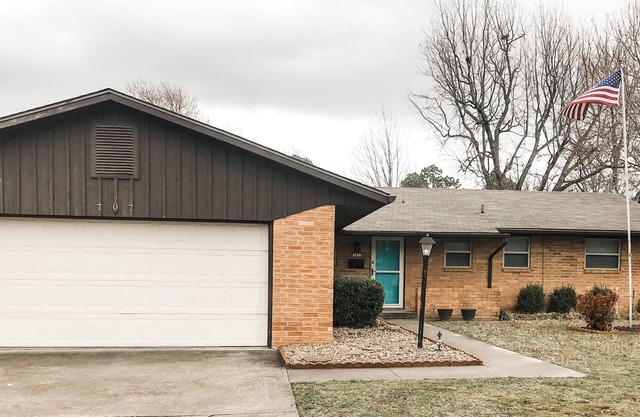 Spacious House in the Heart of NW AR w/ Office and Game Room