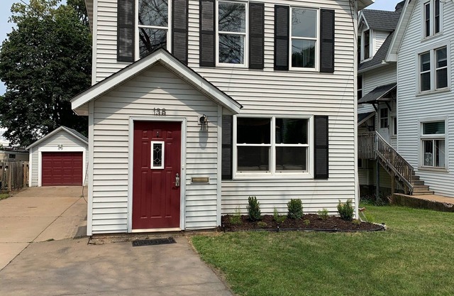 Spacious house in the heart of Marquette.