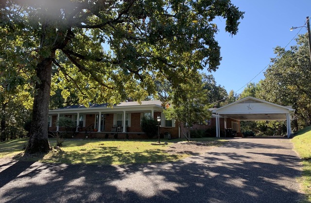 Spacious house sleeps 10, on 2 acres, 8 minutes from Square, 4 bdrms, 4 baths,