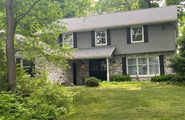 Spacious House w/Charming Backyard in quiet neighborhood 5.2 mi from ND Stadium