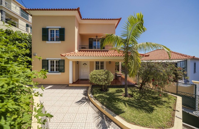 Spacious house with garden and Funchal's harbour view - Vila Boa Vista