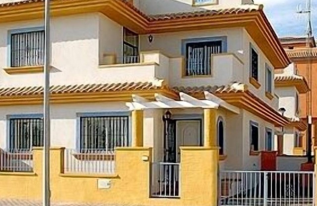 Maison spacieuse avec piscine partagée dans un village calme ** Wifi gratuit **