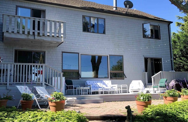 Spacieux, impeccable 5 BR, 4 salles de bain avec vue sur la baie et le coucher du soleil, familial