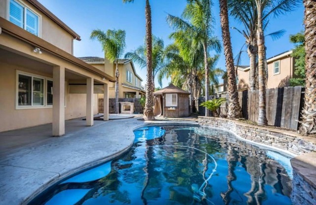 Spacious Kid Friendly Lux Home w/Pool, BBQ,Garage