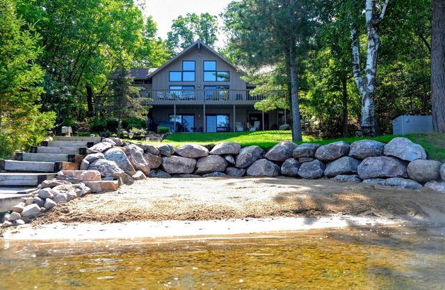 Spacious lake home with year-round HOT TUB, seasonal Bunkhouse- JUNE OPENINGS!