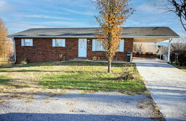 Spacious! King beds! Fenced backyard! Dollywood 25 min. 5 beds 2.5 baths!