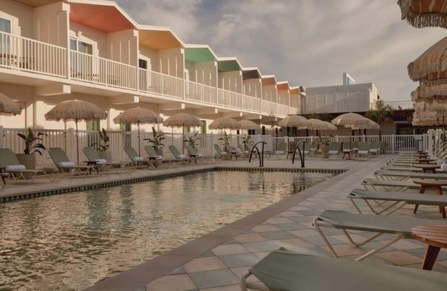 Spacious King Room by Pool Patio & Rooftop Lounge Near Galveston Seawall