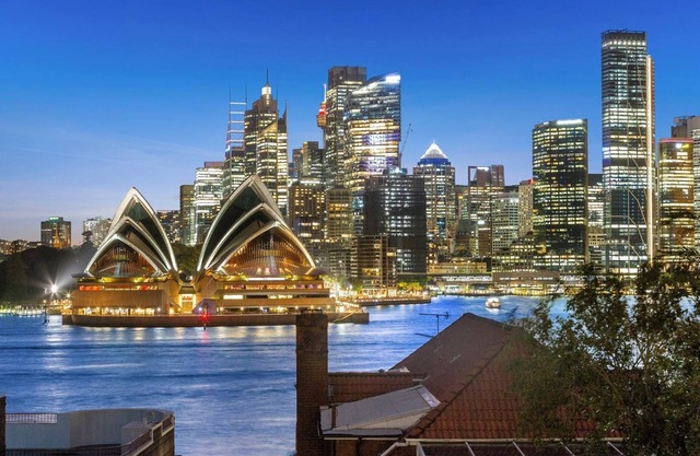 Spacious Kirribilli Penthouse - Spectacular Harbour Bridge and Opera House Views