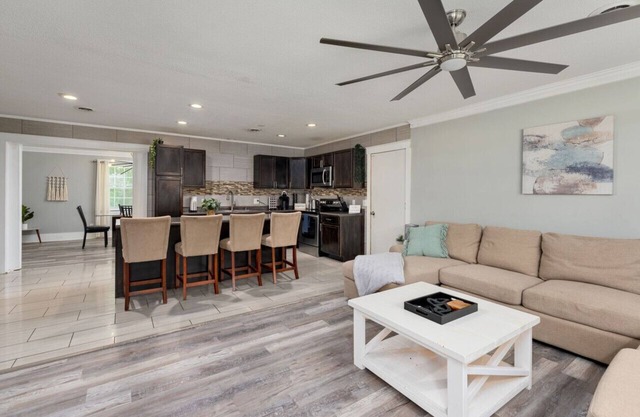 Spacious Kitchen, Living, & Sunroom w/King Bed