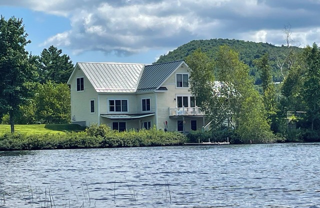 Spacieuse maison au bord du lac Eden, à quelques minutes de Stowe et de Jay Peak