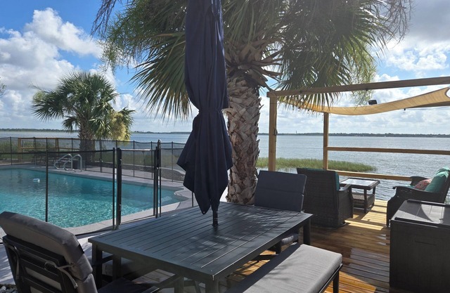 Spacious Lake Home w/Pool - 7 beds, sleeps 10 - on Nature's Edge