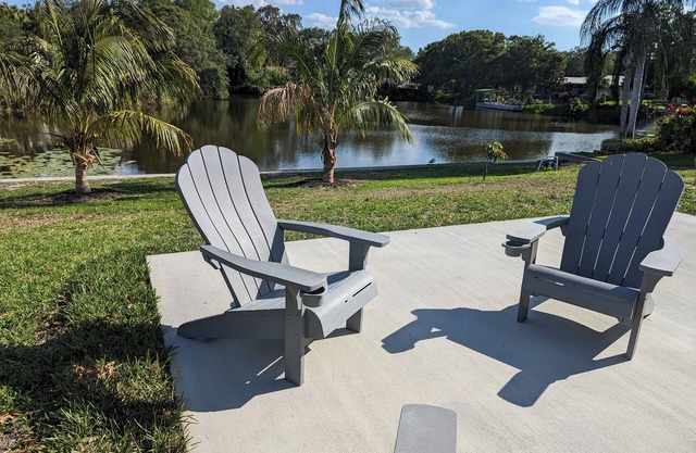 Spacious Lake House retreat located in Clearwater FL, near beaches & shopping.