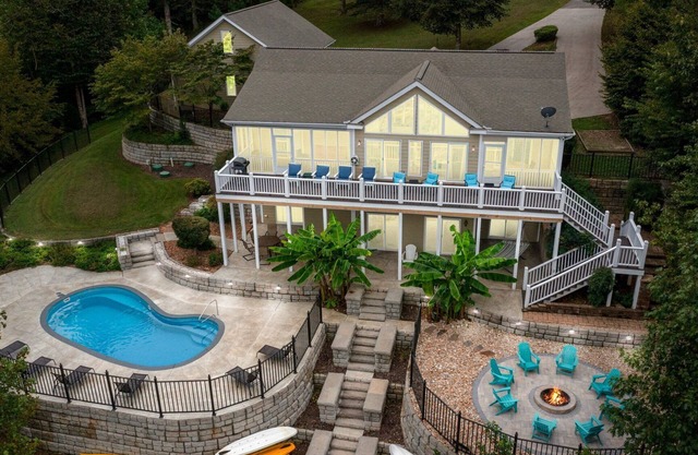 Spacious Lake House WITH POOL in a Cove🔹Sleeps 14🔹 Close to Shopping/Dining
