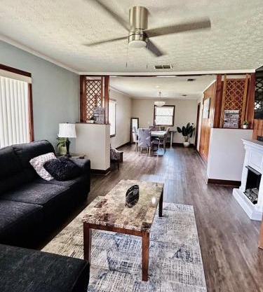 Spacious Lake Retreat for Families