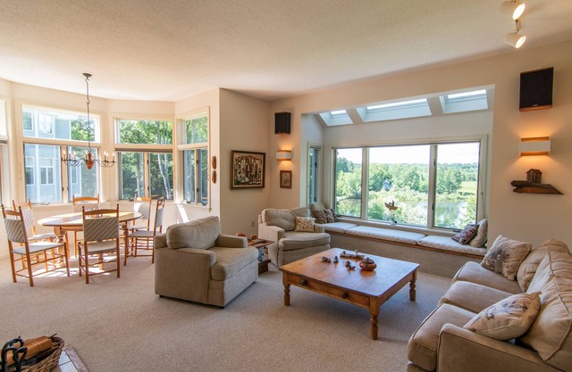 Spacieux, Condo avec vue sur le lac près de Tanglewood au coeur des Berkshires!