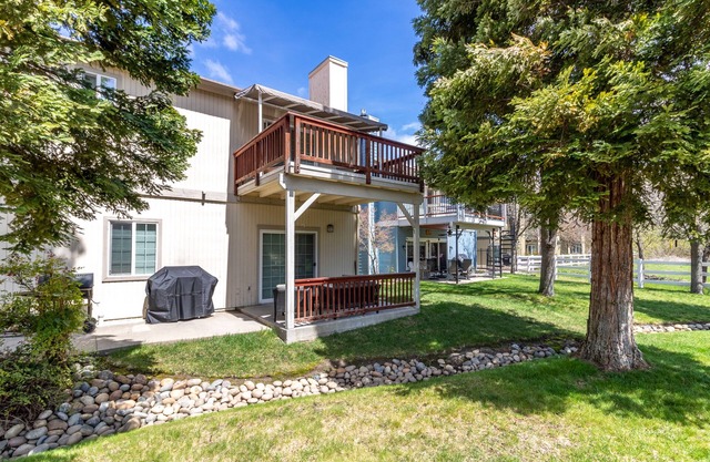 Spacious lake view townhouse near Yosemite w/ hot tub & pool access, AC, & WiFi