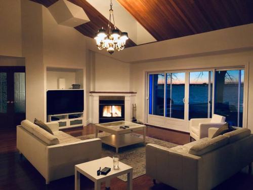 Spacious Lakefront Champlain lake with SPA