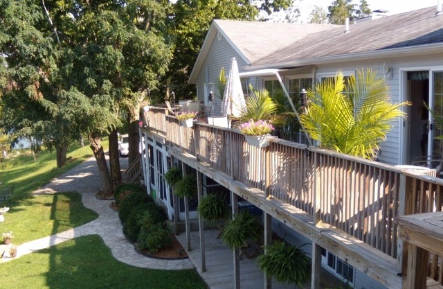 Spacieux Lakefront Home On The Point avec de superbes vues