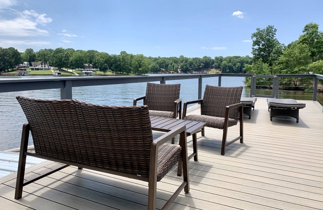 Nouvelle liste! Grande maison au bord du lac et vues fantastiques sur l'eau! 6 chambres pour 20 personnes