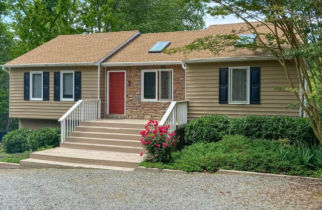 Spacious lakefront house w/ping pong table, fire pit, deck, patio & grill