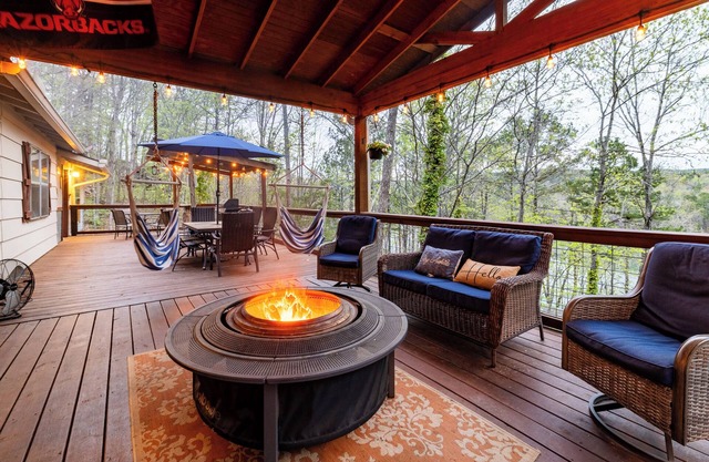 The Lake Escape + Guesthouse - Huge Deck w/ Lake Views