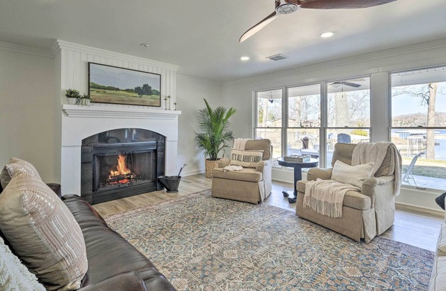 NEW! ‘Serenity Shores’ on Grand Lake w/ Hot Tub!