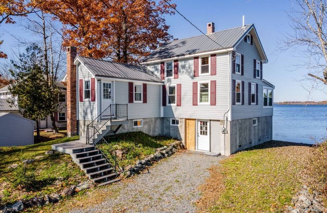 Spacious Lakeside Retreat: 4-Bedroom Game Room