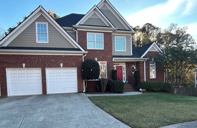 Spacious Large Family Home- Pet Friendly with large fenced yard!
