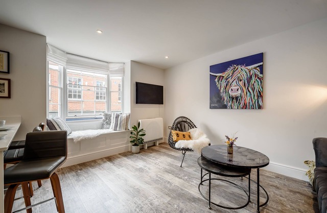 Spacious, light and luxurious apartment in the heart of Henley