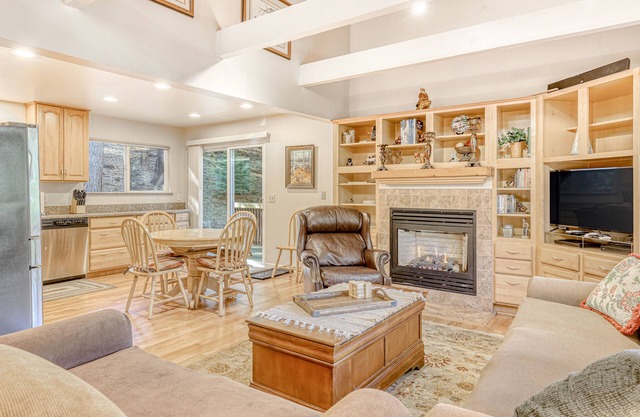 Spacious lodge with wonderful views & large deck - great location, walk to trail