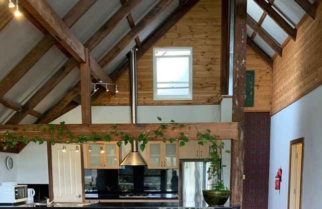 Spacious Lofty Apartment, Stunning Views Overlooking Garden opposite Rose &Crown