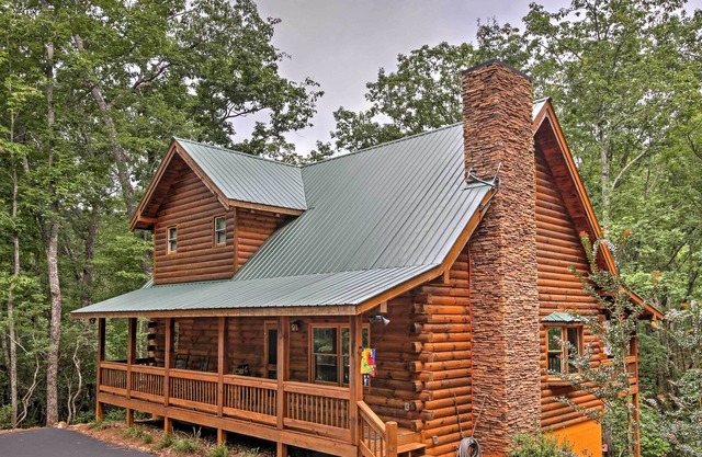 Log Cabin w / Deck dans la forêt nationale de Chattahoochee!