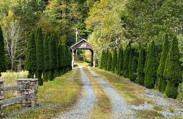 Spacious Log Cabin W/ Creek 2 Min From Ski Resort
