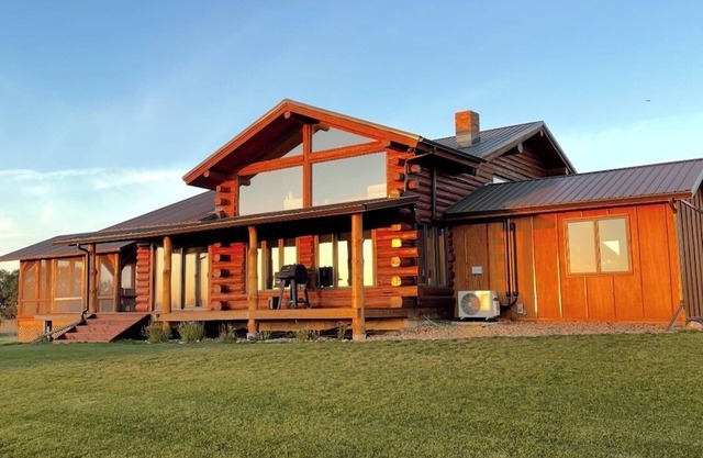 Spacious Log Cabin with Stunning River Views – Private Retreat Close to Pierre