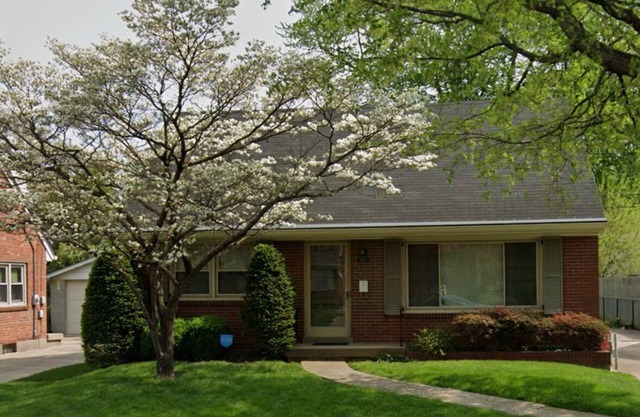 Spacious Louisville Bungalow Close to Everything! 4 Beds/2 Full Baths