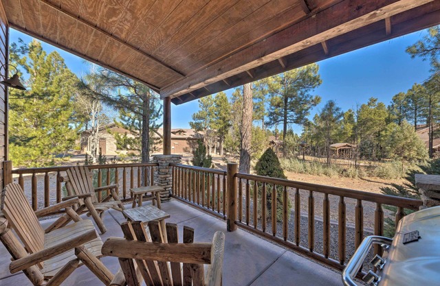 Spacious & Lovely Getaway w/ Deck in Show Low!